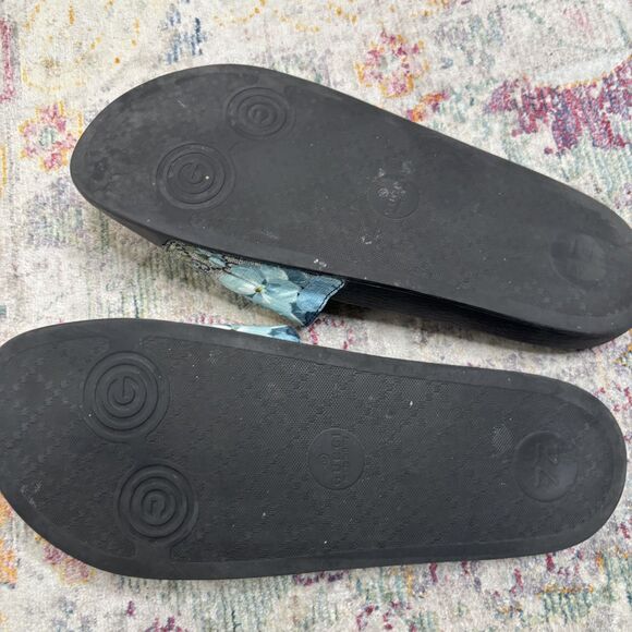 Gucci GG Supreme Slide Bloom